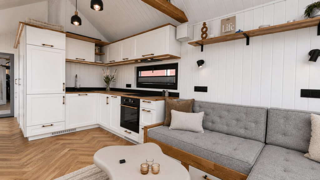 Tiny House Kalahara – luxe mobiel tiny house op wielen met moderne houten gevel, geschikt als mantelzorgwoning.