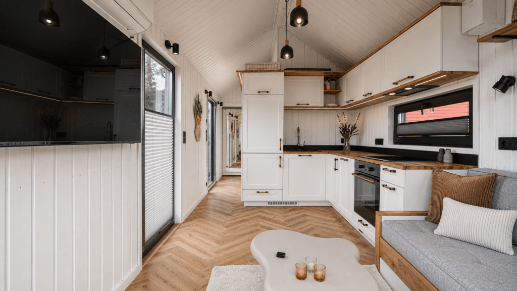 Tiny House Kalahara – luxe mobiel tiny house op wielen met moderne houten gevel, geschikt als familiewoning.